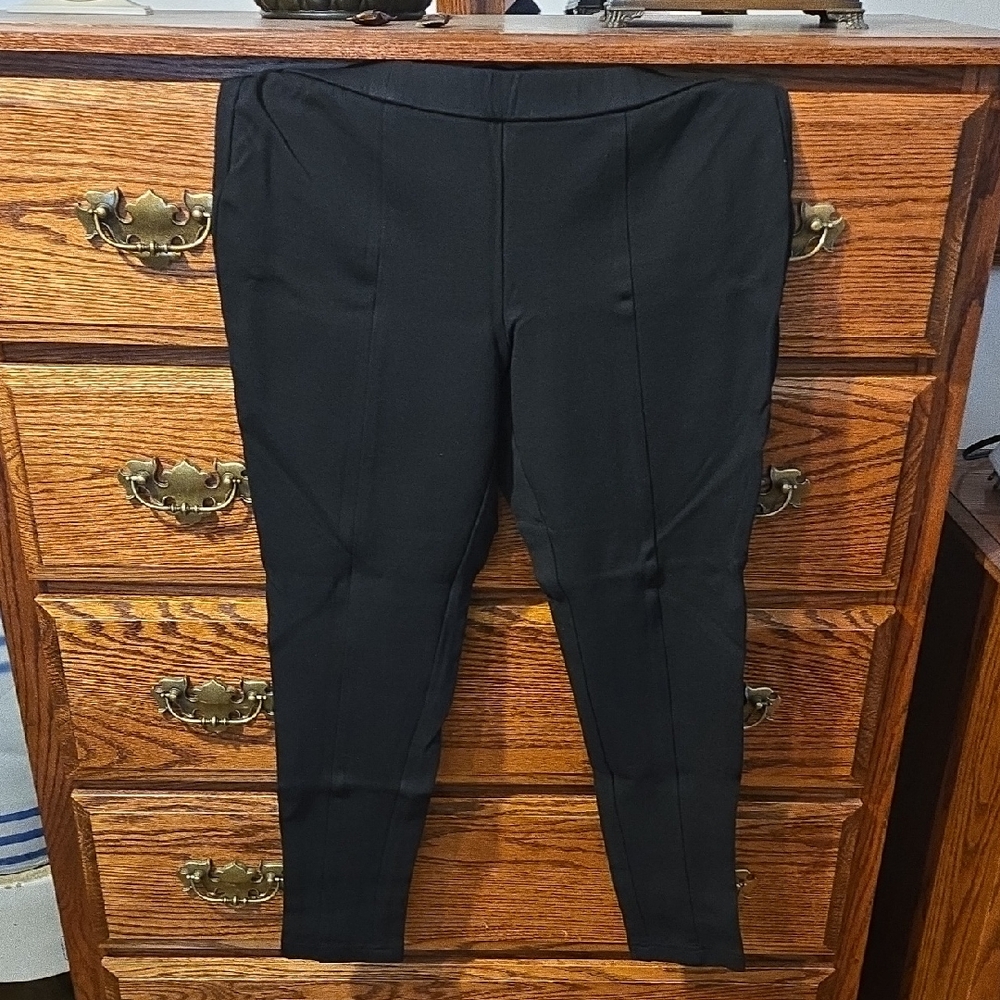 Chico's Black Skinny Pants Sleek and Form-Fitting